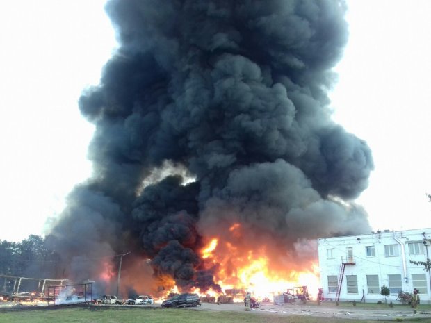 Пожежу на хімпідприємстві під Львовом вдалося ліквідувати: фото, відео