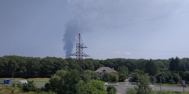 Пожежу на хімпідприємстві під Львовом вдалося ліквідувати: фото, відео