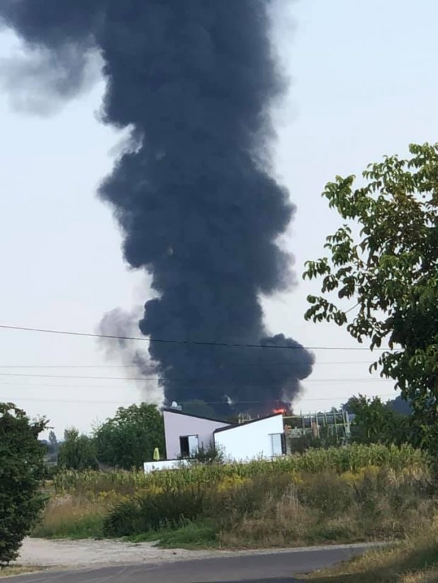 Пожежу на хімпідприємстві під Львовом вдалося ліквідувати: фото, відео