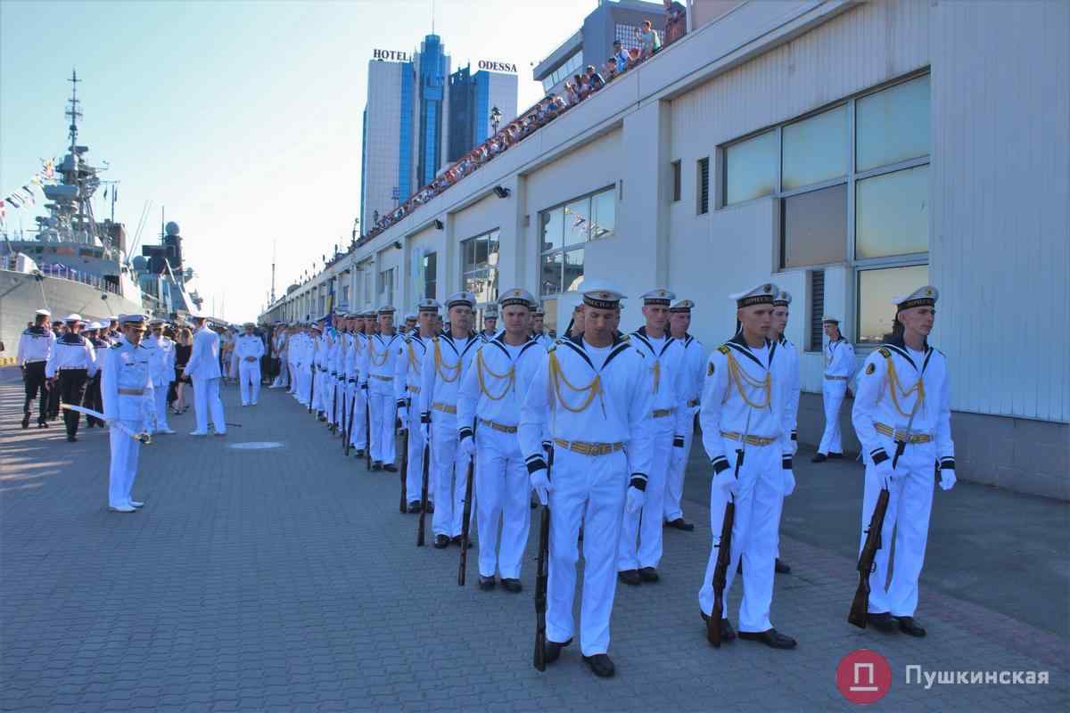 Приезд президента и десантирование парашютистов: в Одессе началось празднование Дня ВМС. Фото
