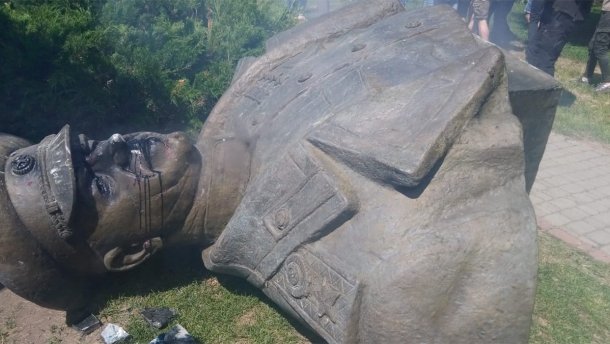 Протести у Харкові: сутички з поліцією та потрощений памятник маршалу Жукову – фото та відео