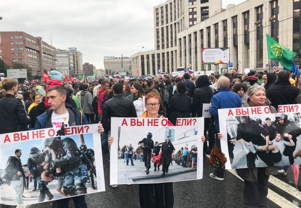 Протесты в Москве: Кремль начал сдавать своих