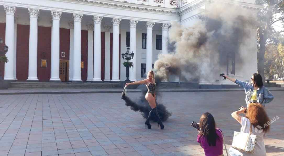 Пятница 13-го началась в Одессе с эротической фотосессии прямо у мэрии. Видео