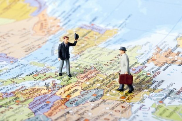 Робота українців за кордоном: скільки вони заробляють та чому не повертаються додому