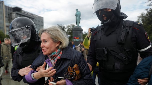 Що не так з реакцією українців на протести в Москві?