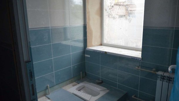 Щоб ви всі потонули в цьому туалеті: у мережі показали шкільну вбиральню за мільйон