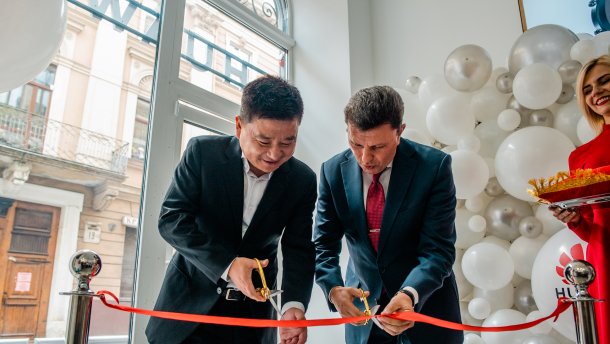 Сервісний центр Huawei запрацював у Львові: фото з відкриття