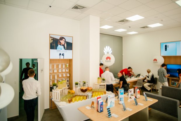 Сервісний центр Huawei запрацював у Львові: фото з відкриття