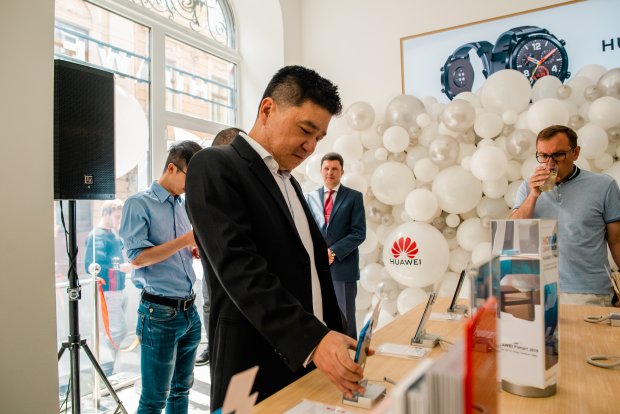 Сервісний центр Huawei запрацював у Львові: фото з відкриття