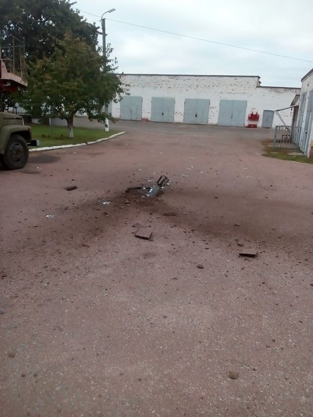 Снаряди посеред вулиць: наслідки вибухів біля Ічні показали на моторошних фото і відео