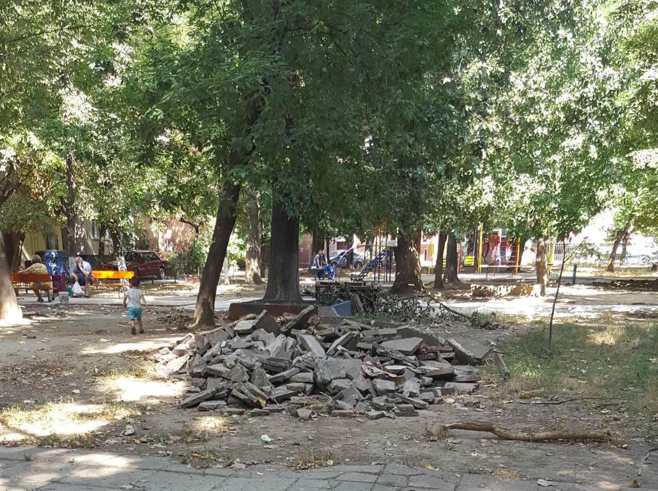 «Спасибо, уже не надо»: одесситы просят убрать мусор во дворе, который оставил кандидат в депутаты. Фото
