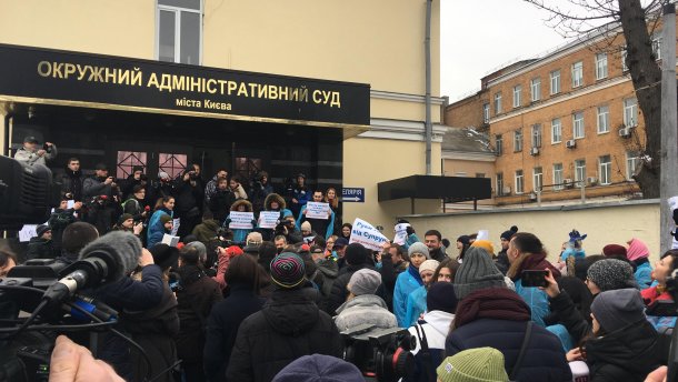 Суд над Супрун: відсторонену очільницю МОЗ зустріли оплесками, Мосійчука – вигуками Ганьба!