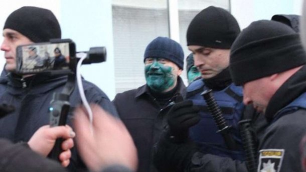 Суд обрав запобіжний захід чоловікові, який облив Вілкула зеленкою