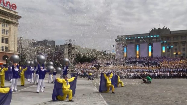 Тисячі дітей заспівали світові хіти Queen та Scorpions у Харкові: вражаючі фото та відео