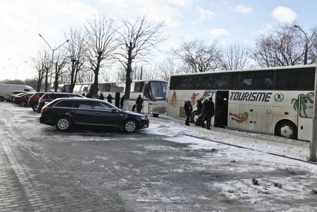 Томос-тур за бюджетні гроші: скільки коштують демонстративні подорожі Порошенка країною