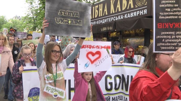 У білих халатах та з оригінальними плакатами: у Києві пройшов Марш за науку – яскраві фото