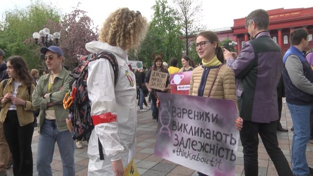 У білих халатах та з оригінальними плакатами: у Києві пройшов Марш за науку – яскраві фото