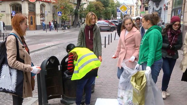 У центрі Львова перевіряли вміст смітників: що відомо про екоакцію