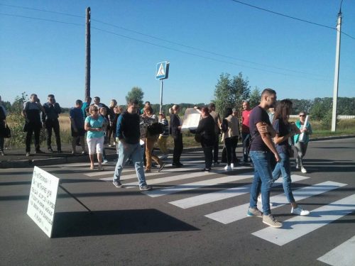 У Черкасах люди перекрили вулицю: вимагають ремонту доріг