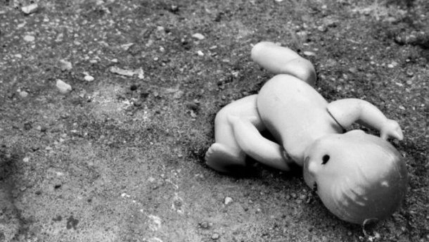 У Черкасах неповнолітня зарізала своє немовля та викинула в коробці