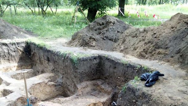 У Чернігові археологи відкопали давнє семиярусне кладовище: фото