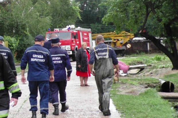 У Чернігові ліквідовують наслідки негоди: рятувальники попереджають про можливу загрозу