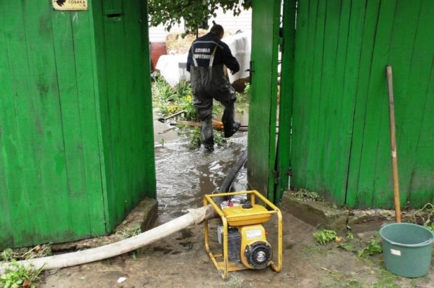 У Чернігові ліквідовують наслідки негоди: рятувальники попереджають про можливу загрозу