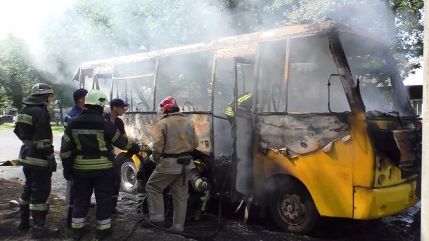 У Чернігові на ходу зайнялась маршрутка і вигоріла вщент: фото і відео