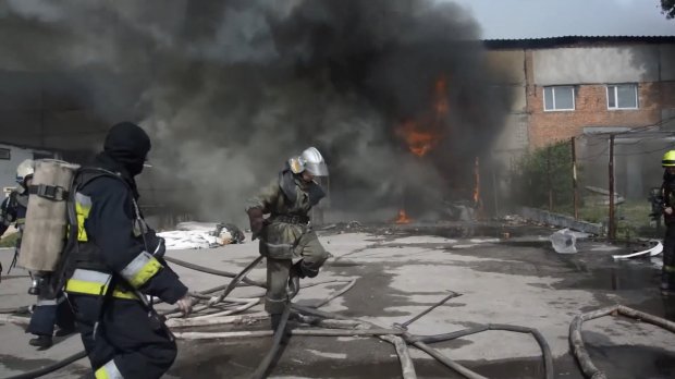 У Дніпрі горіли склади: вогонь знищив тонни гречки
