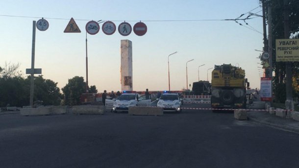 У Дніпрі на Центральному мості розмістили банер Боря, йди!