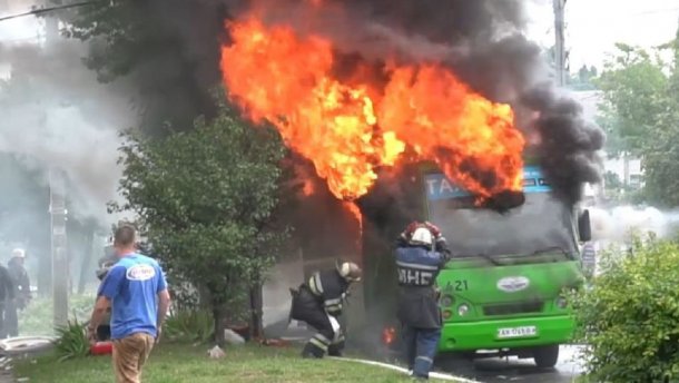 У Харкові переповнена маршрутка спалахнула під час руху: відео пожежі