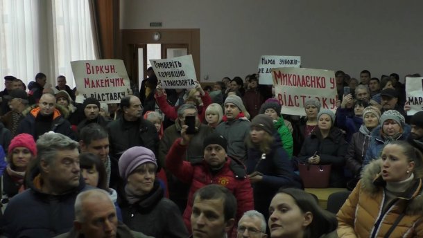 У Херсоні обурені пасажири вийшли на мітинг під мерію: фото та відео
