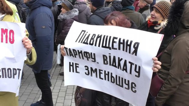 У Херсоні обурені пасажири вийшли на мітинг під мерію: фото та відео
