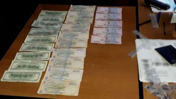 У Хмельницькому керівник відділу ДМС влаштував бізнес на біометричних паспортах