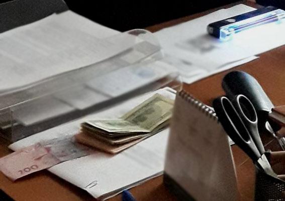 У Хмельницькому керівник відділу ДМС влаштував бізнес на біометричних паспортах