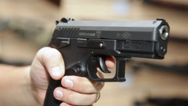 У Києві через сварку чоловік вистрелив у дівчину