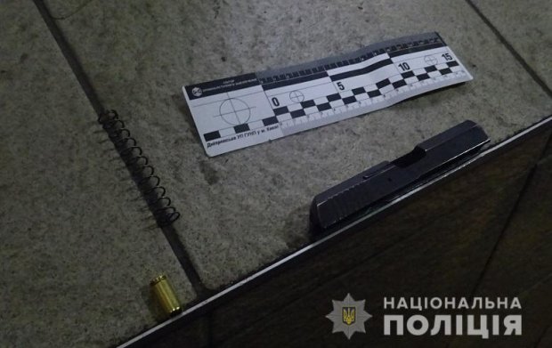 У Києві через сварку чоловік вистрелив у дівчину