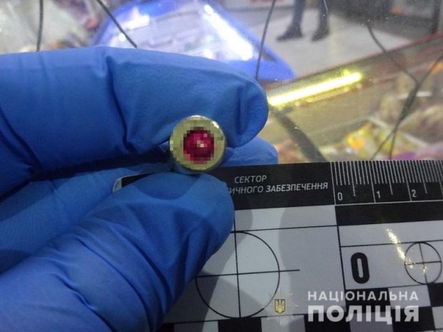 У Києві через сварку чоловік вистрелив у дівчину