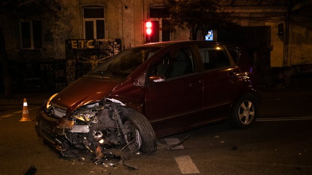 У Києві п’яна жінка на мерсі влетіла у будинок: фото та відео
