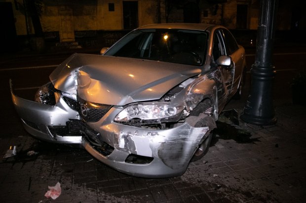 У Києві п’яна жінка на мерсі влетіла у будинок: фото та відео