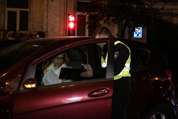 У Києві п’яна жінка на мерсі влетіла у будинок: фото та відео