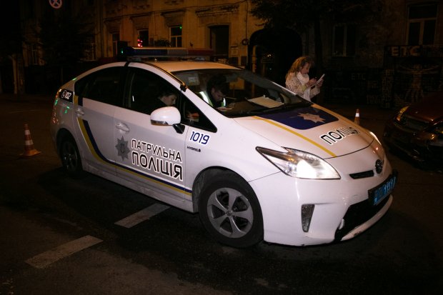 У Києві п’яна жінка на мерсі влетіла у будинок: фото та відео