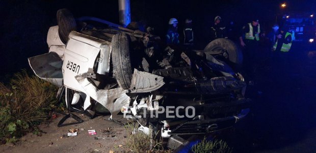 У Києві таксі Uber врізалося у стовп і перекинулося на дах: водій і пасажир – у важкому стані