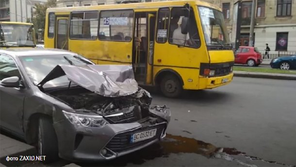 У Львові авто збило жінку на пішохідному переході та вїхало у дві маршрутки: фото та відео