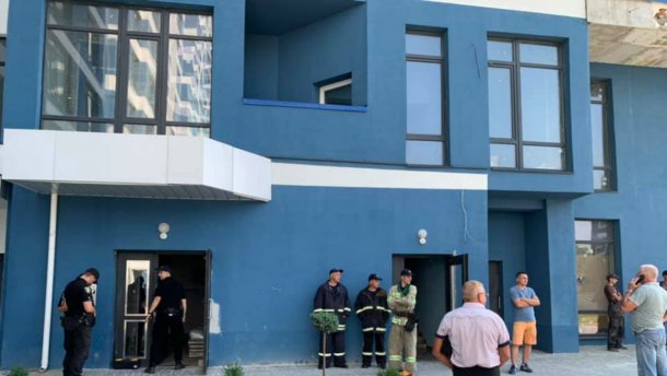 У Львові четверо людей з собакою застрягли в ліфті на 8 годин
