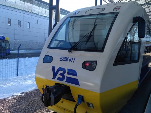 Укрзалізниця запустила перший рейковий автобус з Києва до аеропорту Бориспіль: яскраві фото