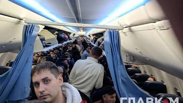 В аеропорту Київ екстрено сів літак: пасажирів довго не випускали із салону