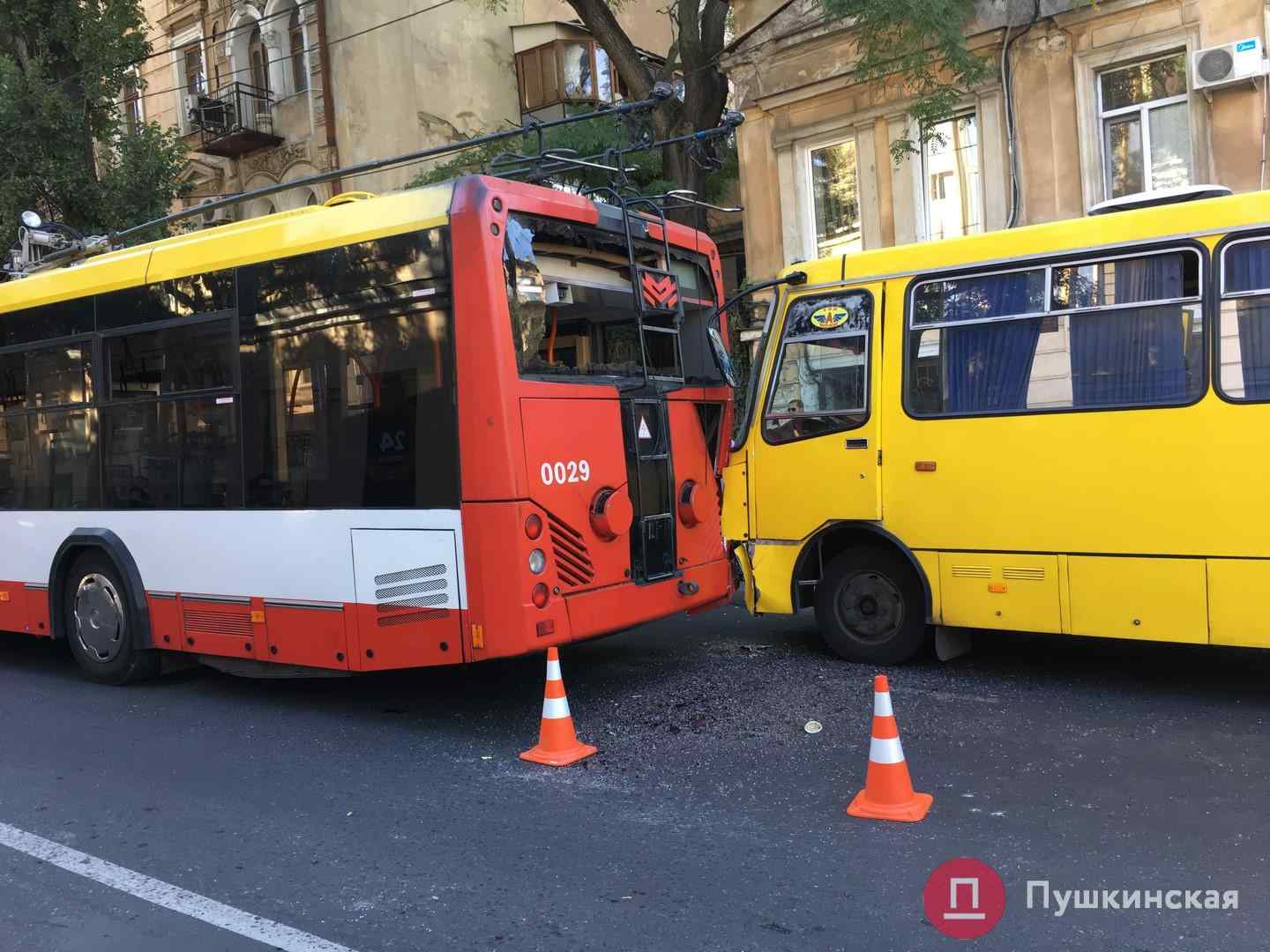 В центре Одессы столкнулись маршрутка и троллейбус, есть пострадавшие. Обновлено