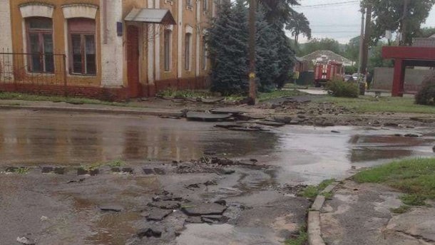 Від нещодавно покладеного асфальту не залишилось і сліду у Чернігові: промовисті фото