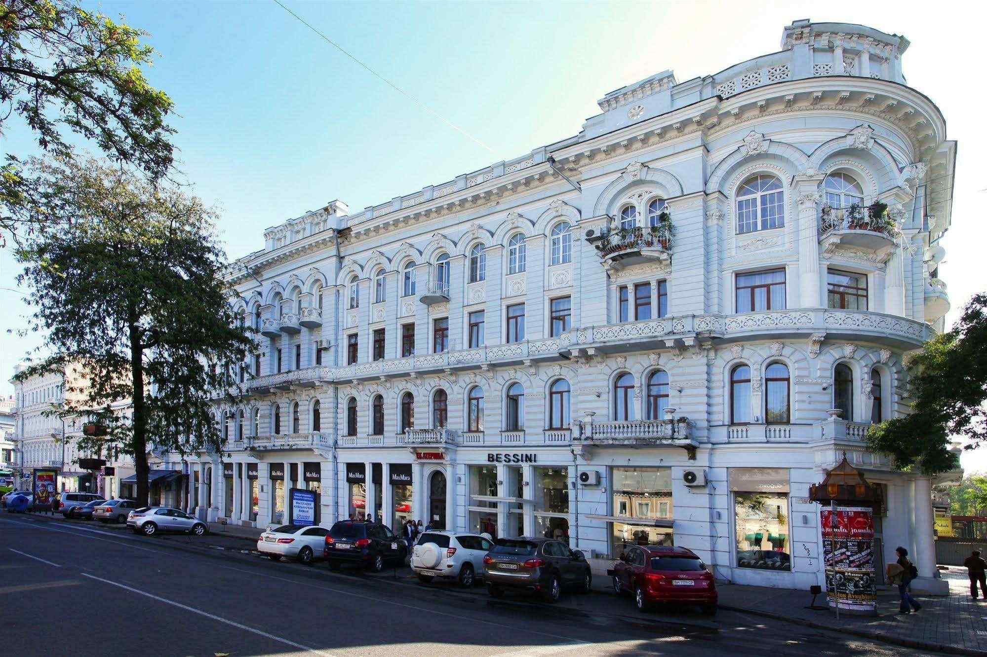 В доходном доме Маврокордато в центре Одессы идет «незаконное» строительство стриптиз-клуба. Фото